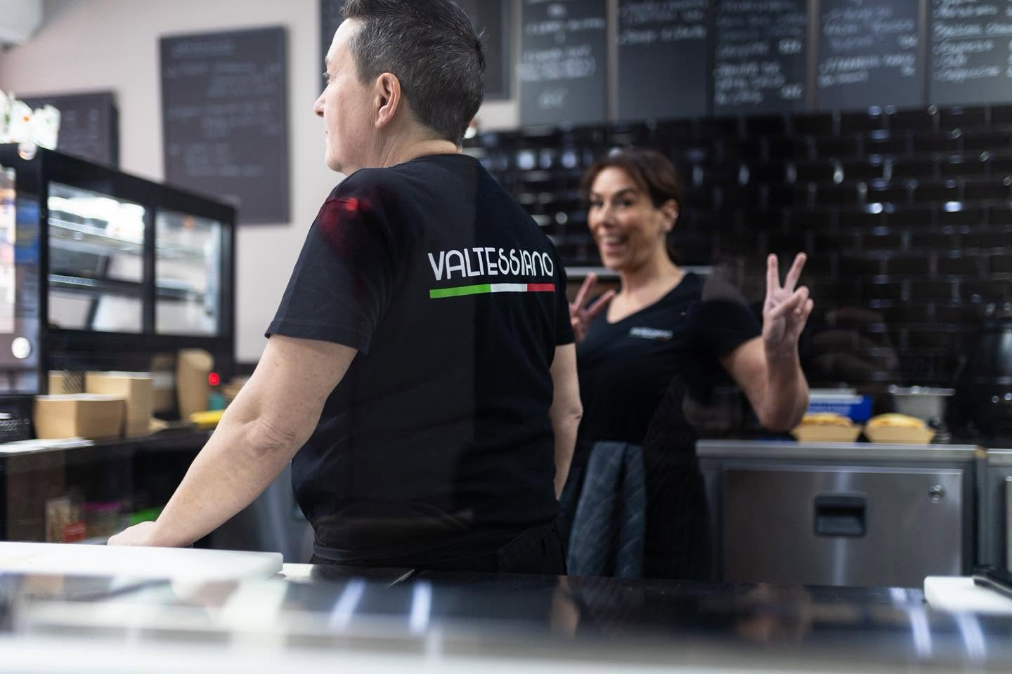L'équipe Valtessiano derrière le comptoir