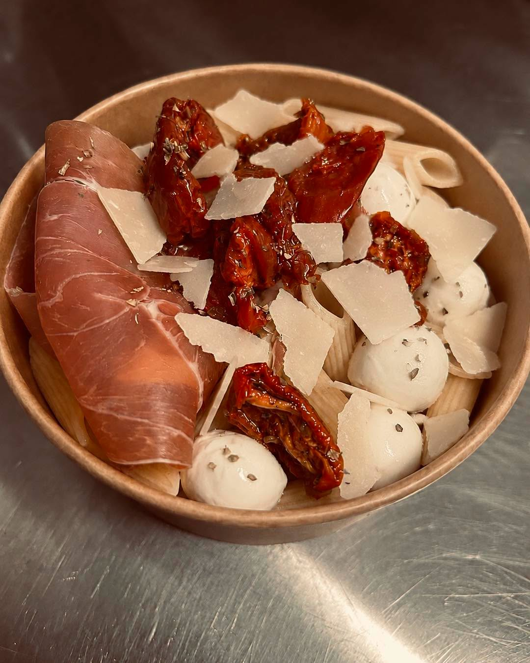 Pâtes, jambon de Parme et mozzarella